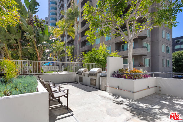 600 W 9th Street, Los Angeles CA: https://media.crmls.org/mediaz/06895b8a-eb77-4f74-a59e-16819e108a69.jpg