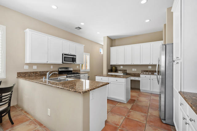 42 Marricopa Court, Palm Desert CA: https://media.crmls.org/mediaz/0689caee-96b4-48d9-8e92-182801a8ec30.jpg