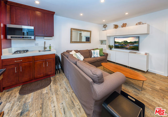 38 Sunset Avenue, Venice CA: https://media.crmls.org/mediaz/0689e045-8cf4-4055-9867-c8878559e238.jpg