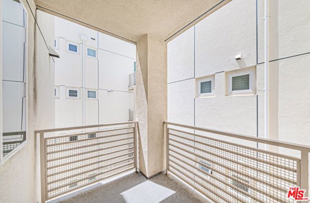 436 S Virgil Avenue, Los Angeles CA: https://media.crmls.org/mediaz/068af6b6-38d1-438e-9841-5bc964af5c34.jpg