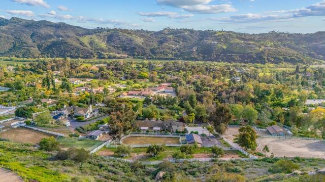 7102 Via Mariposa Norte, Bonsall CA: https://media.crmls.org/mediaz/068afcb8-ff8f-4431-b670-d89e3b8d4fa2.jpg