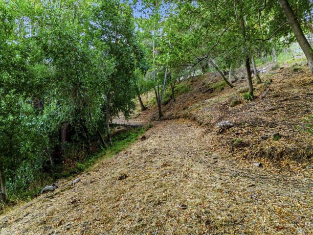 12 Montecito Road, Woodside CA: https://media.crmls.org/mediaz/068b18c1-452d-43ea-b767-76b4b4146d1b.jpg