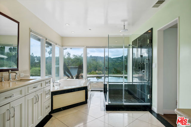 15901 High Knoll Road, Encino CA: https://media.crmls.org/mediaz/068ba896-be6b-45a8-86b6-6e3110efda90.jpg