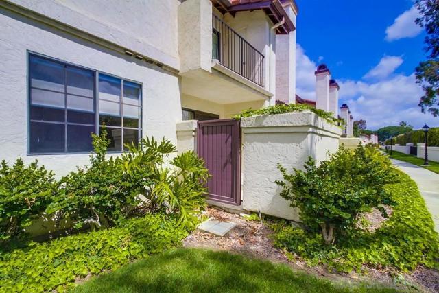 4175 Porte de Merano, San Diego CA: https://media.crmls.org/mediaz/068bba75-2e6a-4500-8884-afeb0eeef9e6.jpg