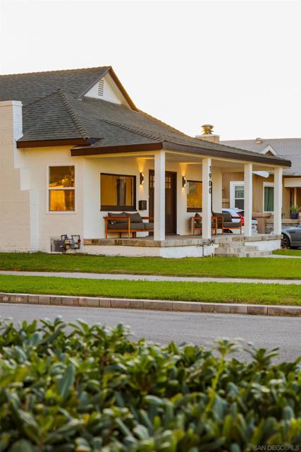 1900 W 41St St, Los Angeles CA: https://media.crmls.org/mediaz/068bd27f-321d-4b29-af7d-592603489db8.jpg