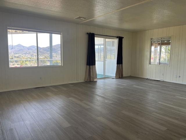 3535 Linda Vista Drive, San Marcos CA: https://media.crmls.org/mediaz/068bece8-8969-4625-a161-99804f1c47e2.jpg