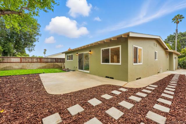 2064 Catalina Blvd, San Diego CA: https://media.crmls.org/mediaz/068c776d-5aee-430c-9049-755b158dc402.jpg