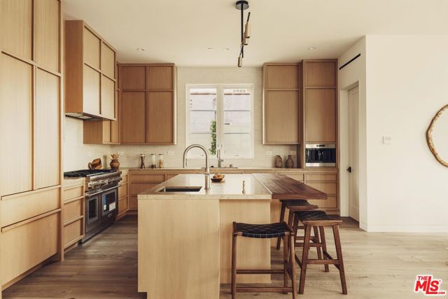 2114 Pier Avenue, Santa Monica CA: https://media.crmls.org/mediaz/068c90e9-08e0-4eed-801f-ccfc08a6603c.jpg