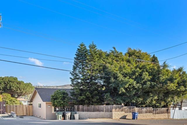 2707 Sweetwater Rd, Spring Valley CA: https://media.crmls.org/mediaz/068cffc1-10d4-4e29-8169-25d2501cdc36.jpg