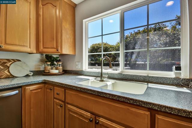 423 Casa Del Mar Dr, Half Moon Bay CA: https://media.crmls.org/mediaz/068d4002-7ea5-4fb5-a2e6-50533698b27c.jpg