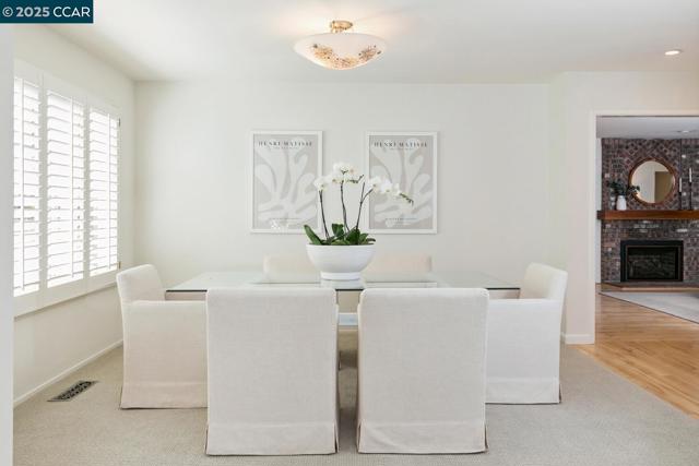 1555 Pebblebrook Ct, Walnut Creek CA: https://media.crmls.org/mediaz/068d8f65-fb47-4d52-8c33-c65eb30fc28e.jpg
