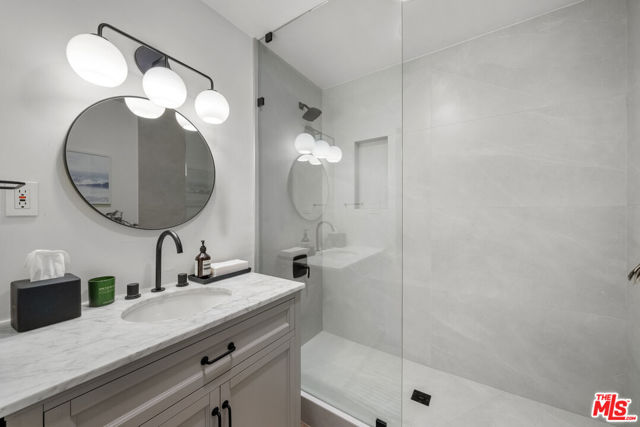 3775 Ashwood Avenue, Los Angeles CA: https://media.crmls.org/mediaz/068e4433-d303-407f-9296-cb8d2199e187.jpg