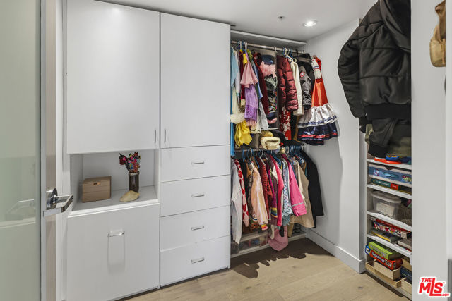 13700 Marina Pointe Drive, Marina del Rey CA: https://media.crmls.org/mediaz/068e4572-9a89-4058-aeb6-719919f01ba0.jpg