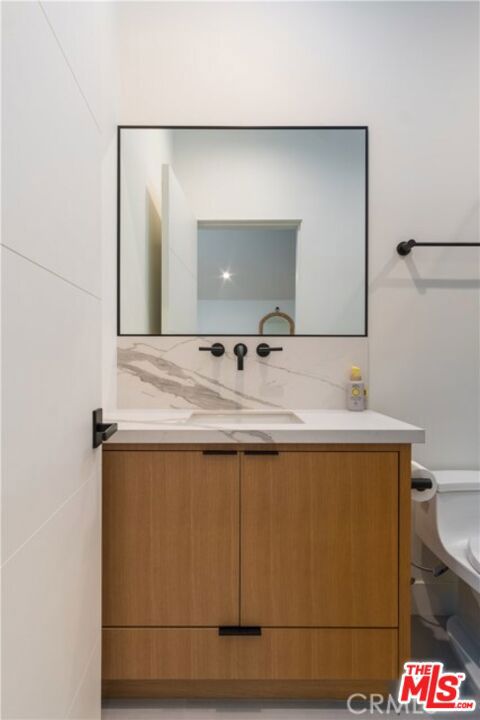 5107 Gaynor Avenue, Encino CA: https://media.crmls.org/mediaz/068f8ba2-1ba9-41da-a95a-a52afbb2463a.jpg
