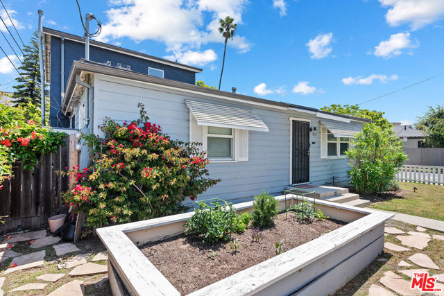 1205 Appleton Way, Venice CA: https://media.crmls.org/mediaz/068f9add-c4e9-47c8-992a-2b2232c98894.jpg