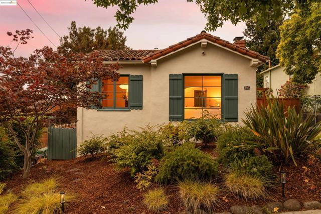 2451 Carmel St, Oakland CA: https://media.crmls.org/mediaz/068fa937-9e27-47cd-b0eb-703922eba505.jpg