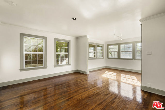 803 N Rexford Drive, Beverly Hills CA: https://media.crmls.org/mediaz/06900887-897b-4669-829a-3e3abd7c3437.jpg