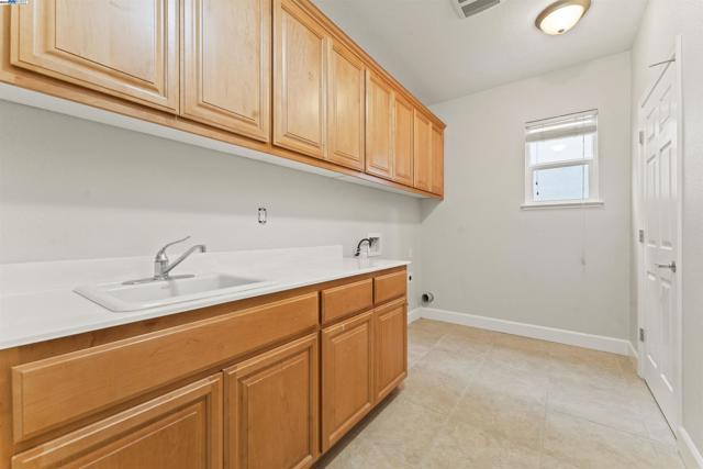 204 Daylily Ln, Patterson CA: https://media.crmls.org/mediaz/06908603-7bc3-4425-81f7-212394ff292d.jpg