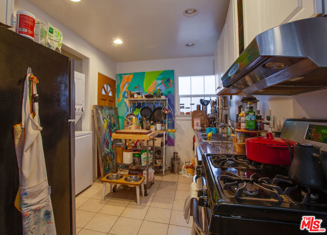 1146 Venice Boulevard, Venice CA: https://media.crmls.org/mediaz/06909731-fc34-421d-9f11-b4f2ab3cf91b.jpg