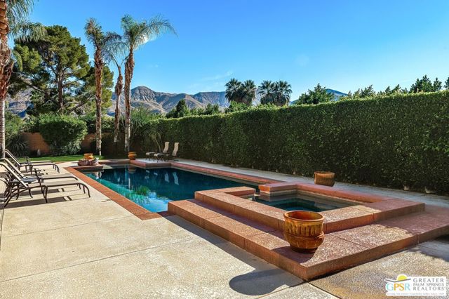 575 E Bogert Trail, Palm Springs CA: https://media.crmls.org/mediaz/0690b1b5-8785-4dda-af41-6f65354fe09a.jpg