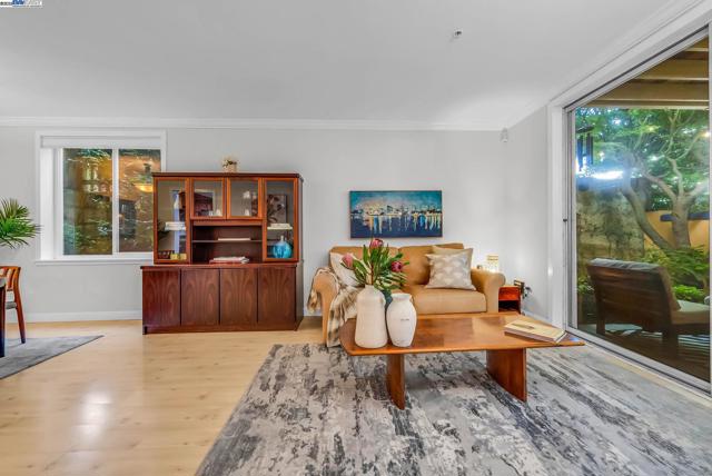 400 Wayne Ave, Oakland CA: https://media.crmls.org/mediaz/06915714-4edb-4902-87d2-bb836825861a.jpg