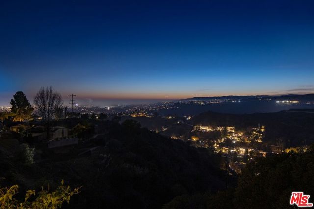 1645 Carla, Beverly Hills CA: https://media.crmls.org/mediaz/0691b49c-6df3-491a-9dbf-bdaa87f342dc.jpg