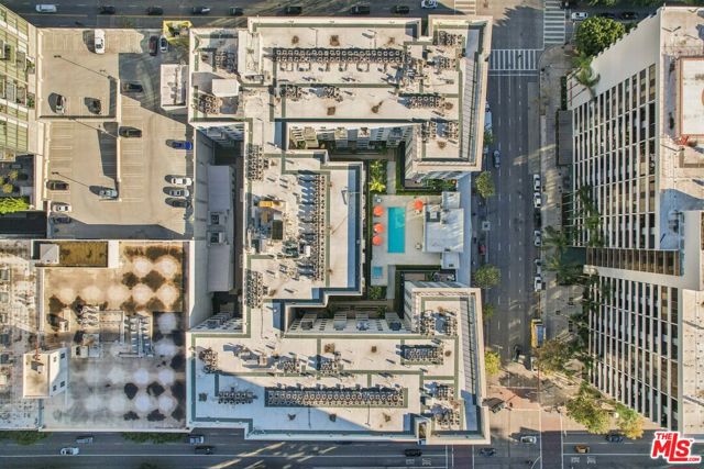 645 W 9th Street, Los Angeles CA: https://media.crmls.org/mediaz/0691f9c8-4ebb-4ee4-8e3c-e6cdad2f0714.jpg