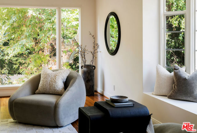 5700 Spring Oak Drive, Los Angeles CA: https://media.crmls.org/mediaz/0692b307-6965-4a85-b3b2-51f5d7969647.jpg