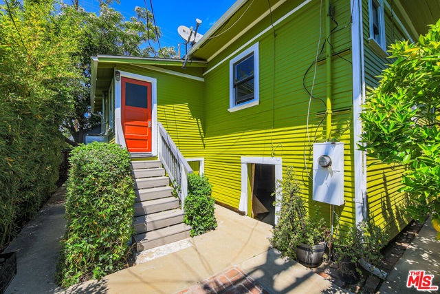 132 N Avenue 57, Los Angeles CA: https://media.crmls.org/mediaz/06933780-42e8-4017-b89c-80bd0a506d8b.jpg