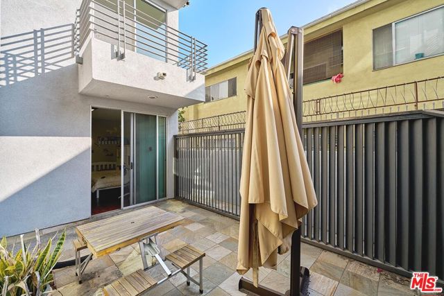 332 S Oxford Avenue, Los Angeles CA: https://media.crmls.org/mediaz/0693fb28-81b8-4b9f-8648-c639bc17c2f4.jpg