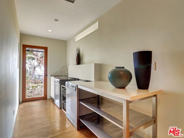 16959 Dulce Ynez Lane, Pacific Palisades CA: https://media.crmls.org/mediaz/06941cdd-b80a-4a95-9658-7ec15c9bd188.jpg