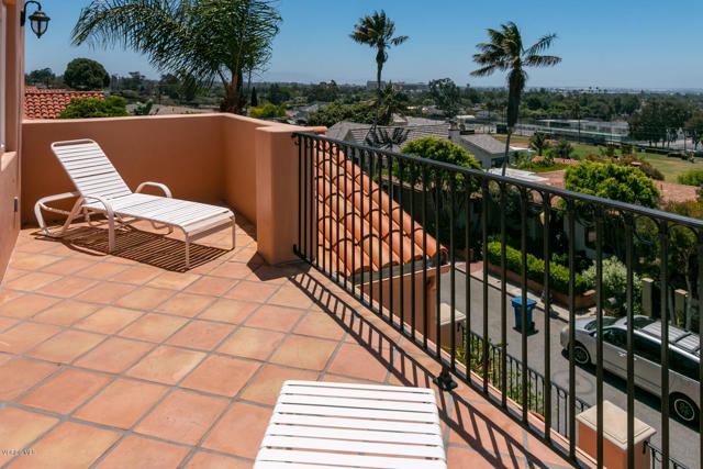 2167 Palomar Avenue, Ventura CA: https://media.crmls.org/mediaz/0694a28d-db40-437a-a02f-0f807324f3f0.jpg