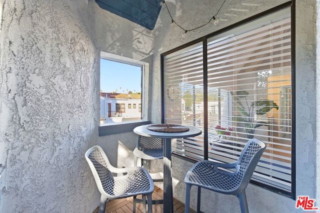1013 16th Street, Santa Monica CA: https://media.crmls.org/mediaz/0694a9ca-4442-4d25-9362-0bcadbc04300.jpg