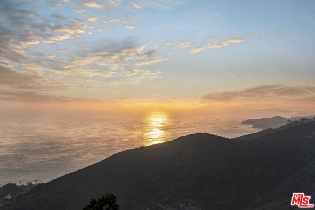 https://media.crmls.org/mediaz/069564c7-fa39-4044-92d0-8965eca07858.jpg?preset=X-Large