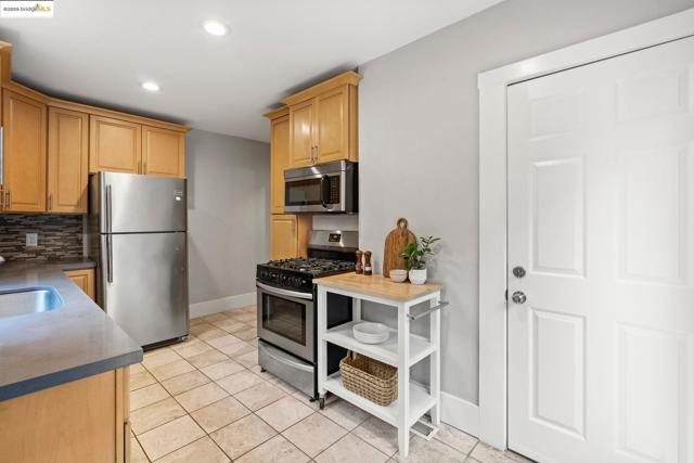 1006 Glendora Ave, Oakland CA: https://media.crmls.org/mediaz/06958f25-a2cb-462a-a1a6-daf9edb507b7.jpg