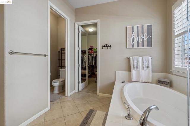 1117 Teal Ct, Brentwood CA: https://media.crmls.org/mediaz/0695ff67-abe3-4132-a41c-fa9d460cff33.jpg