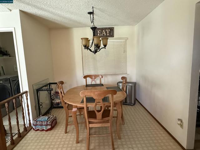 2132 Misty Ct, Pittsburg CA: https://media.crmls.org/mediaz/069621d4-e4ca-467c-99dc-9b1c751f8f33.jpg