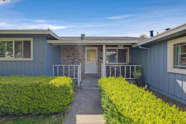 5266 Troy Ave, Fremont CA: https://media.crmls.org/mediaz/06962696-236e-4b8e-bd69-663dc3f11206.jpg