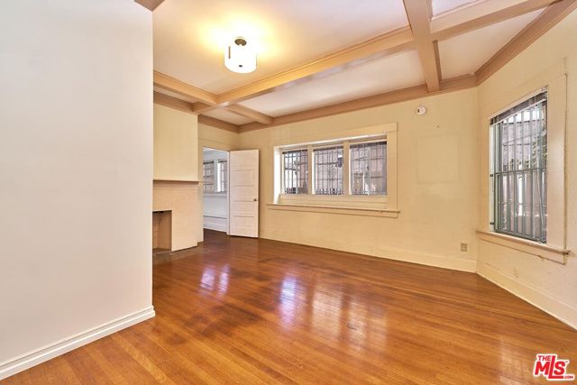 2619 Raymond Avenue, Los Angeles CA: https://media.crmls.org/mediaz/06963ee3-5bbf-4f16-a935-95109fb36fda.jpg