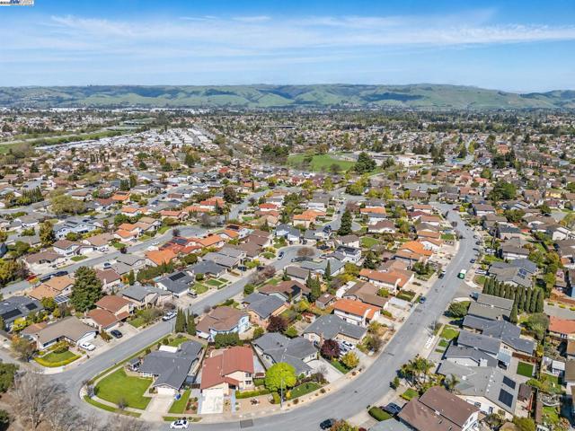 33537 Bardolph Cir, Fremont CA: https://media.crmls.org/mediaz/06970a98-472d-45e6-844d-ea592c38ee75.jpg