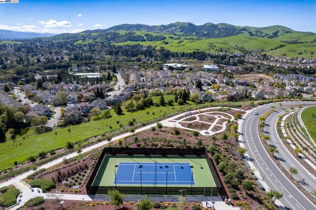 318 Paradiso Ct, San Ramon CA: https://media.crmls.org/mediaz/06976b3e-e714-445f-a938-c2ef3ac19560.jpg