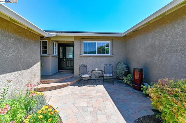 6701 Taffy Ct, Pleasanton CA: https://media.crmls.org/mediaz/0697ea37-bf08-40f1-9349-906d1e790099.jpg