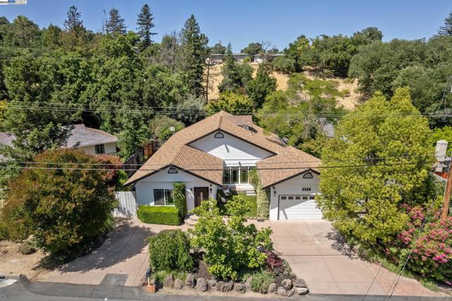 3296 Walnut Ln, Lafayette CA: https://media.crmls.org/mediaz/0697fe47-27db-4de8-8761-396619b30f7a.jpg