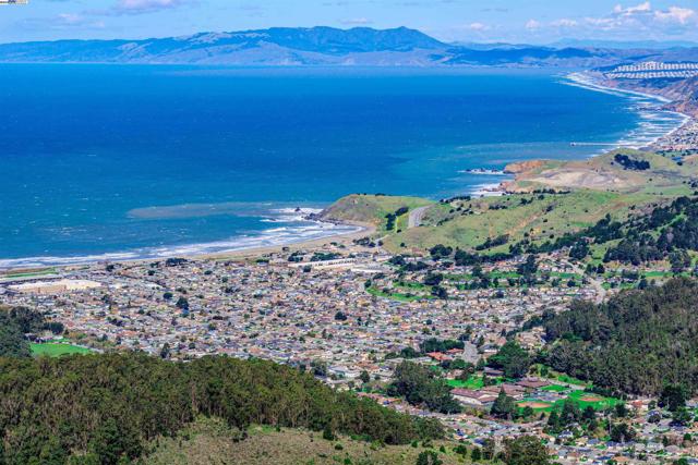 400 Paloma Ave, Pacifica CA: https://media.crmls.org/mediaz/06981e93-563b-4b1f-a573-44ad842cf696.jpg