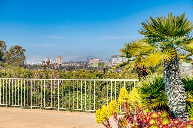 3013 Woodford Dr, La Jolla CA: https://media.crmls.org/mediaz/06985b42-38e0-4062-8a04-43e50408fe8a.jpg