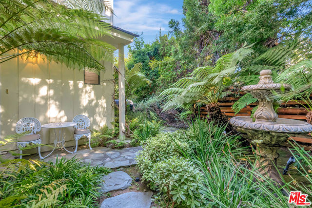 1519 Comstock Avenue, Los Angeles CA: https://media.crmls.org/mediaz/0698c62c-7a12-4a00-a7d9-978f42ff2bba.jpg