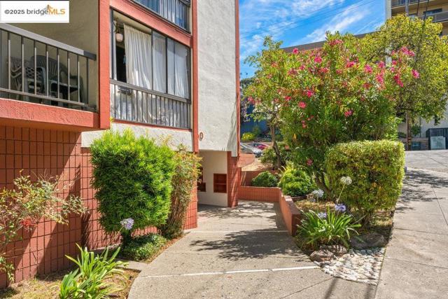250 Whitmore St, Oakland CA: https://media.crmls.org/mediaz/0698f8e3-2579-4615-b5c3-1fb2cb2f1232.jpg