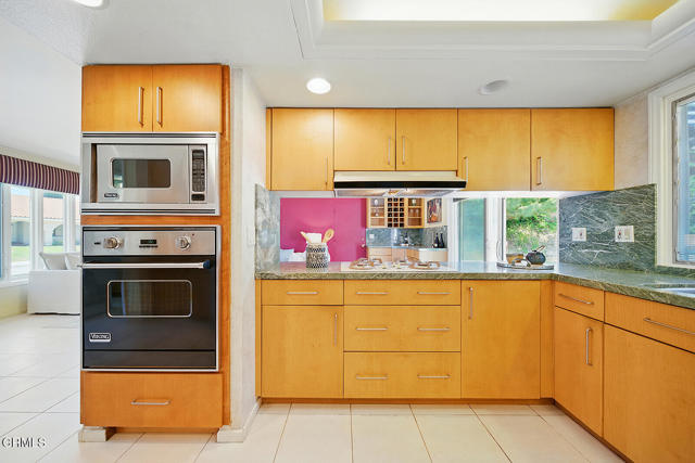 3121 Kingridge Way, Glendale CA: https://media.crmls.org/mediaz/06990df3-fff0-42c4-aabc-20f3955f2944.jpg