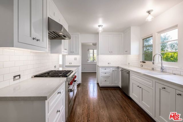 1539 Ensley Avenue, Los Angeles CA: https://media.crmls.org/mediaz/06990e3e-1b09-4d87-889d-290e64166e86.jpg