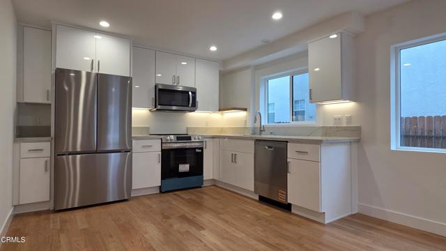 Detail Gallery Image 3 of 24 For 917 N Ridgewood Pl, Los Angeles,  CA 90038 - 3 Beds | 3 Baths